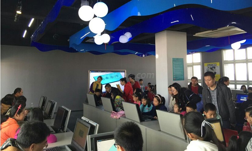 參加3D設計打印課程的家長孩子們興致勃勃.jpg 參加3D設計打印課程的家長孩子們興致勃勃.jpg