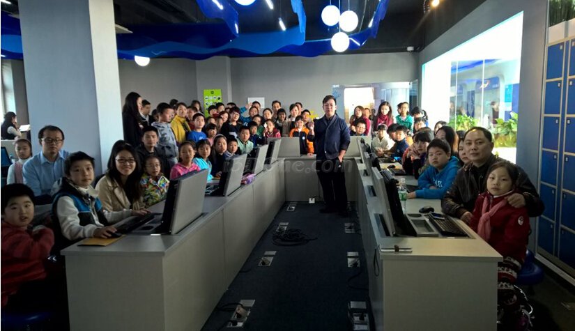 上海寶山少科站的3D設計打印活動吸引了大批家長孩子們.jpg 上海寶山少科站的3D設計打印活動吸引了大批家長孩子們.jpg