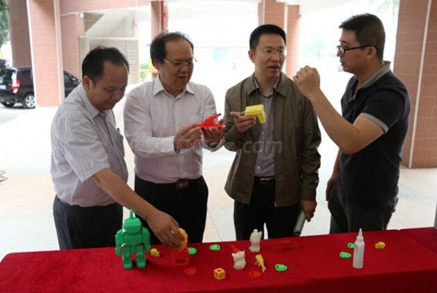 領導向王曦了解情況.jpg 領導向王曦了解情況.jpg