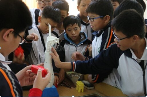 學生圍觀3D打印成品.jpg 學生圍觀3D打印成品.jpg