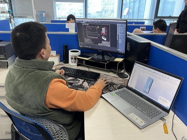 圖:禾川科技工程師使用中望產品在設計繪圖